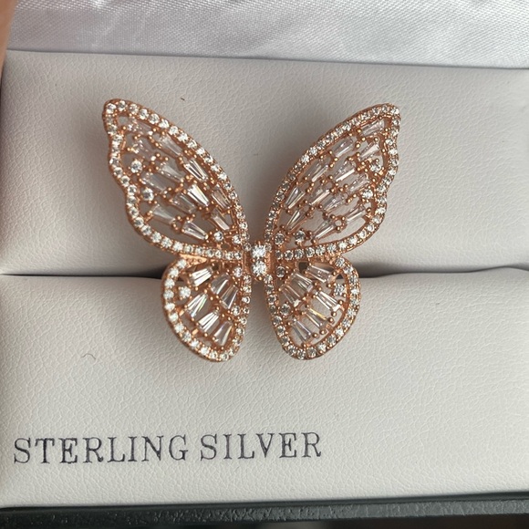 The Rose Gold Butterfly Ring is crafted with dazzling cubic zirconia crystal - Picture 2 of 8
